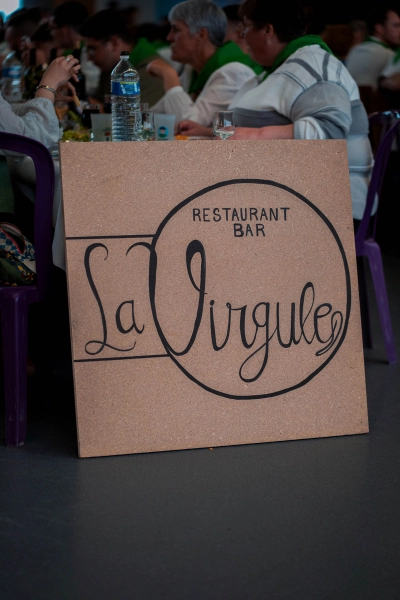 Souvenir du banquet convivial de la Tablée de la Roche aux Fées - Évènement gastronomique avec produits du terroir à Janzé