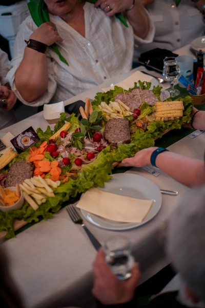 Souvenir du banquet convivial de la Tablée de la Roche aux Fées - Évènement gastronomique avec produits du terroir à Janzé