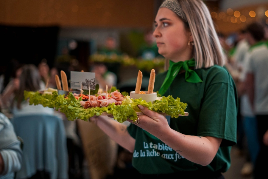 Souvenir du banquet convivial de la Tablée de la Roche aux Fées - Évènement gastronomique avec produits du terroir à Janzé