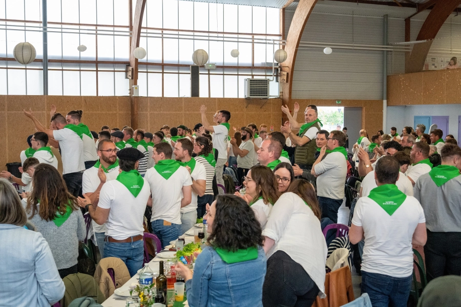 Souvenir du banquet convivial de la Tablée de la Roche aux Fées - Évènement gastronomique avec produits du terroir à Janzé