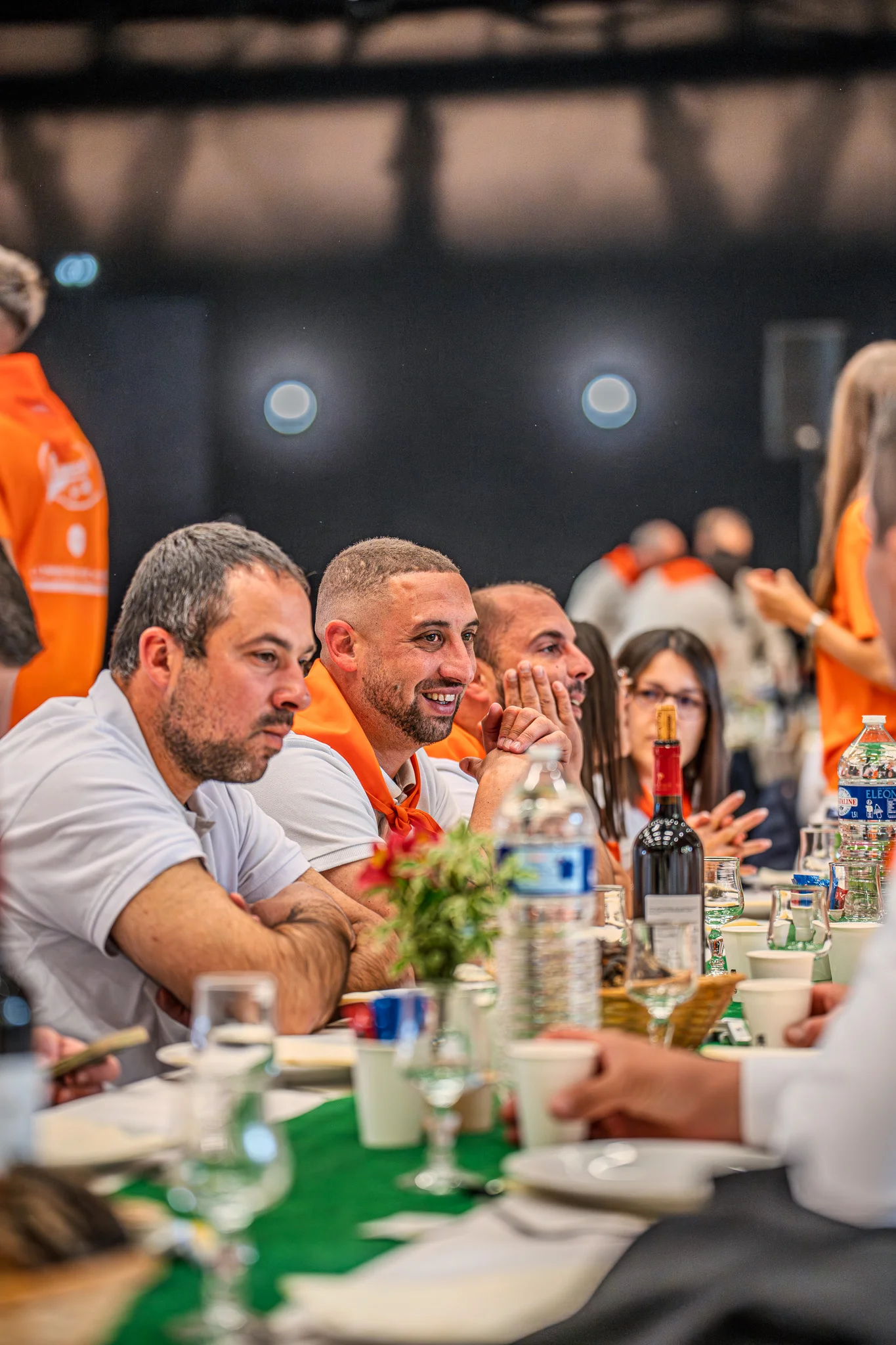 Photographie du deuxième banquet de la Tablée de la Roche aux Fées - Convivialité et produits locaux à Janzé