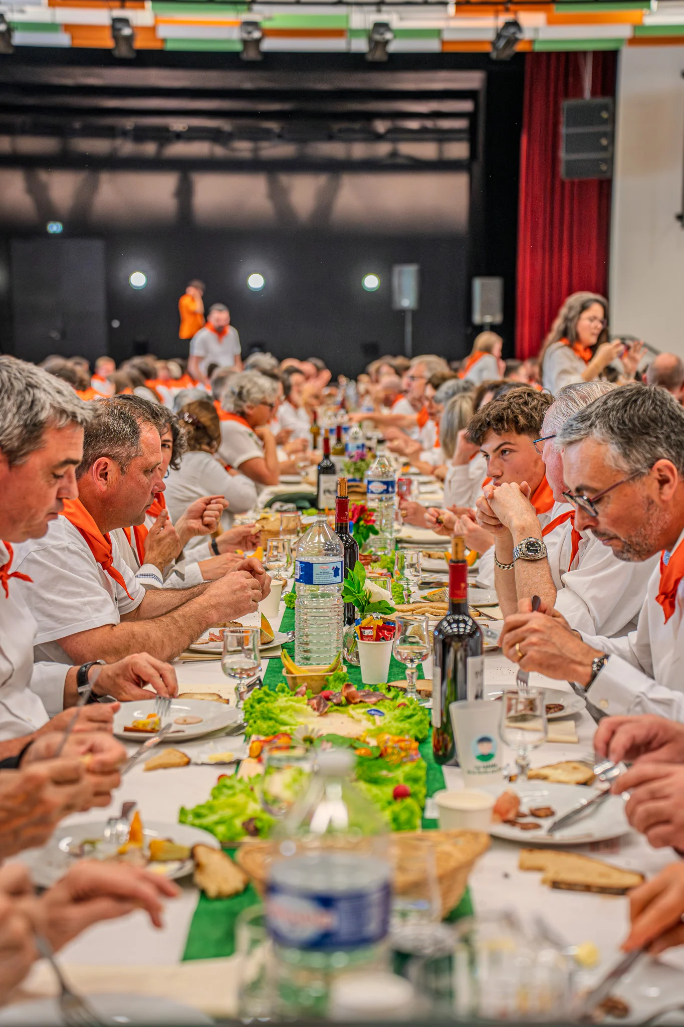 Photographie du deuxième banquet de la Tablée de la Roche aux Fées - Convivialité et produits locaux à Janzé