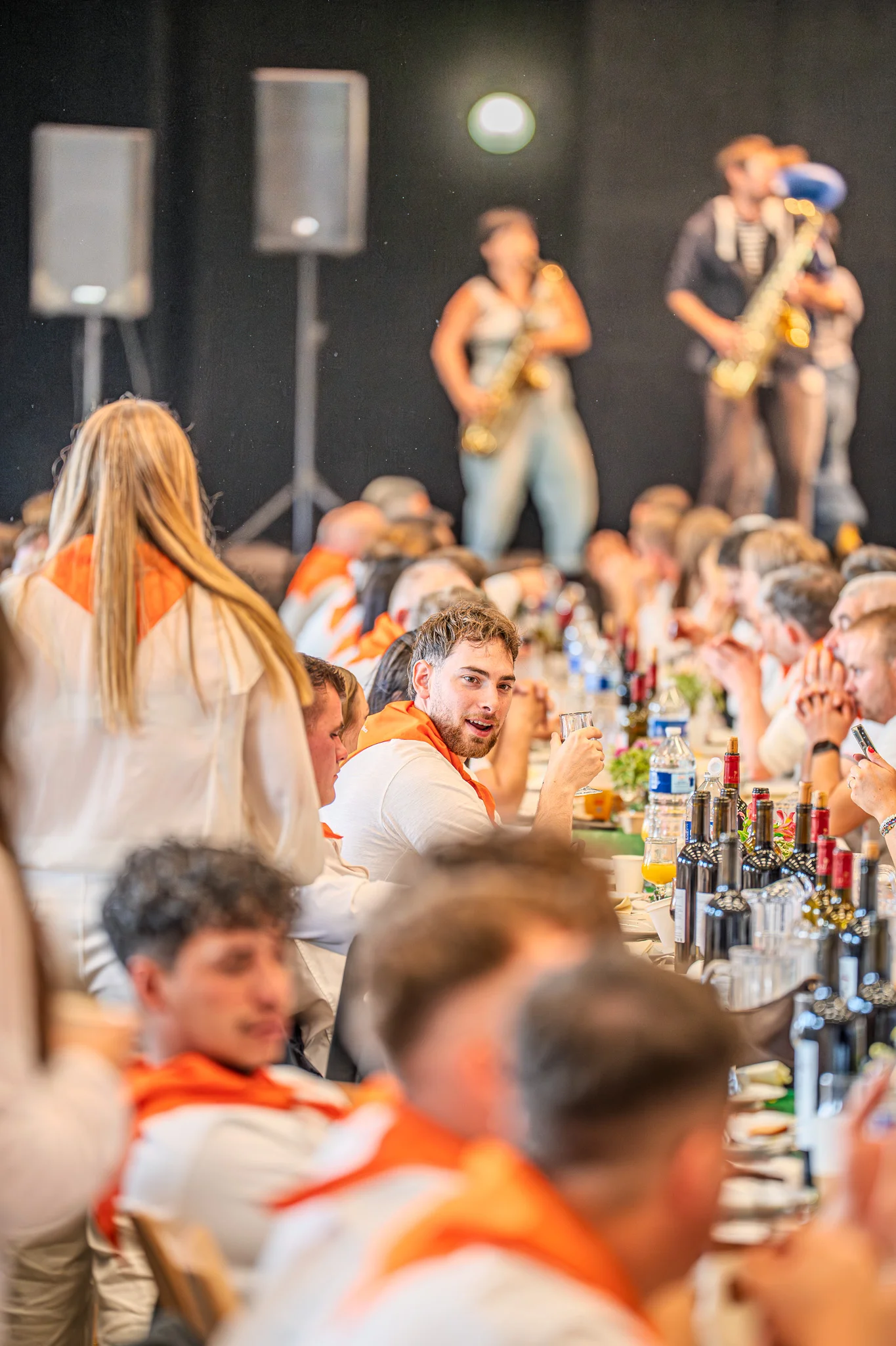 Photographie du deuxième banquet de la Tablée de la Roche aux Fées - Convivialité et produits locaux à Janzé