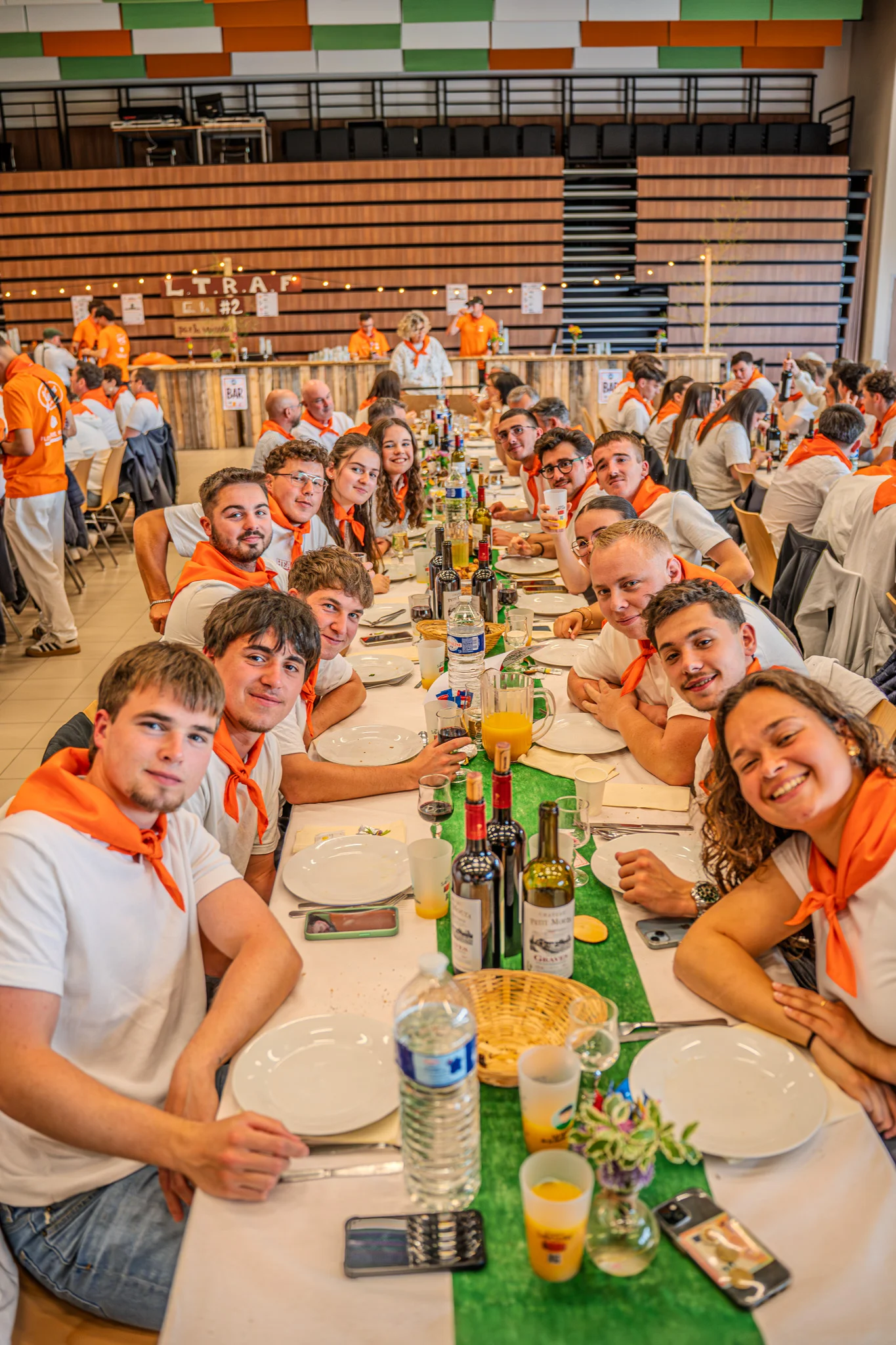 Photographie du deuxième banquet de la Tablée de la Roche aux Fées - Convivialité et produits locaux à Janzé