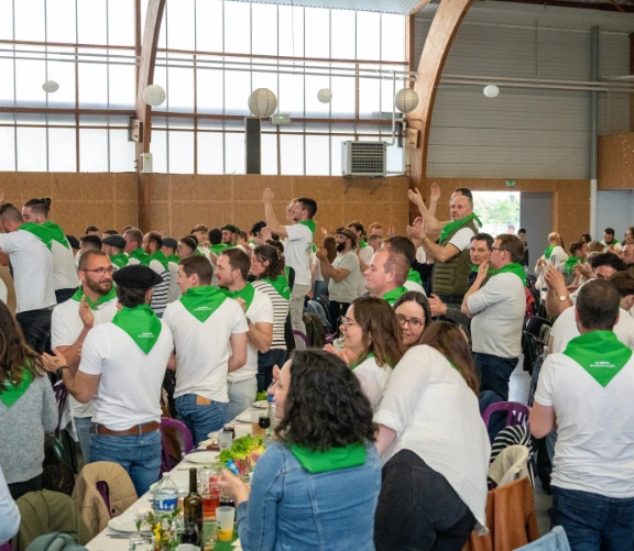 Dégustation de produits locaux et artisanaux lors du banquet convivial de la Tablée de la Roche aux Fées à Janzé